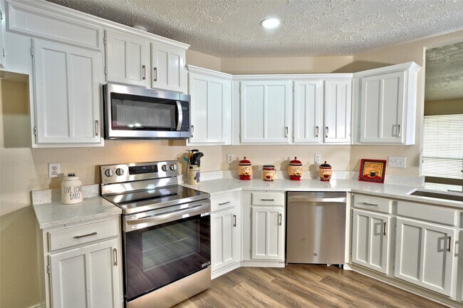 Building Photo - 16715 Maplemont Dr