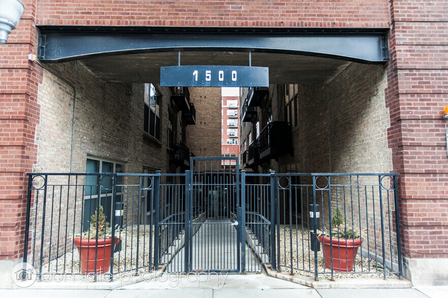 Building Photo - 1500 W Monroe St