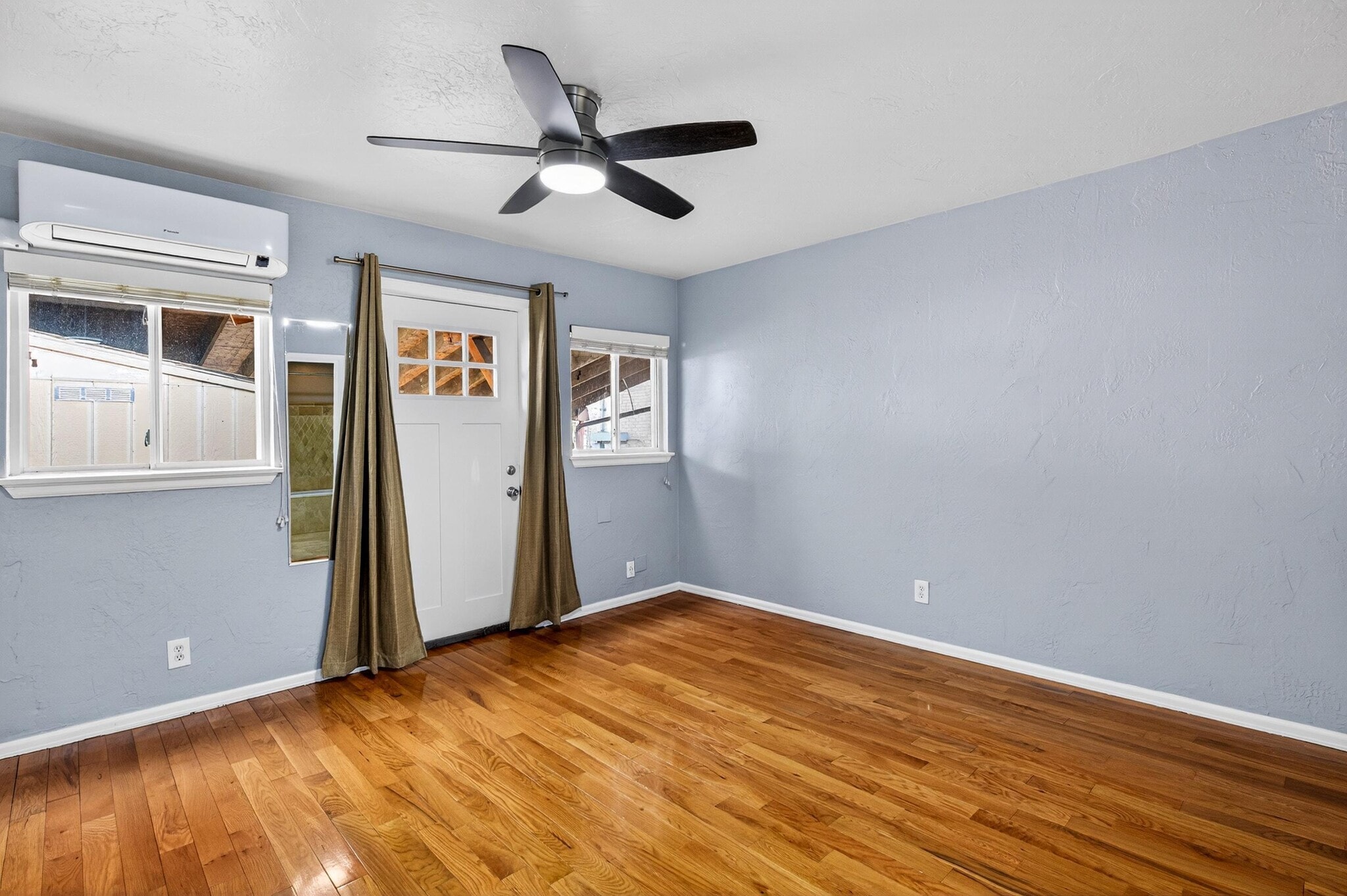 Building Photo - 2419 Tremont Pl