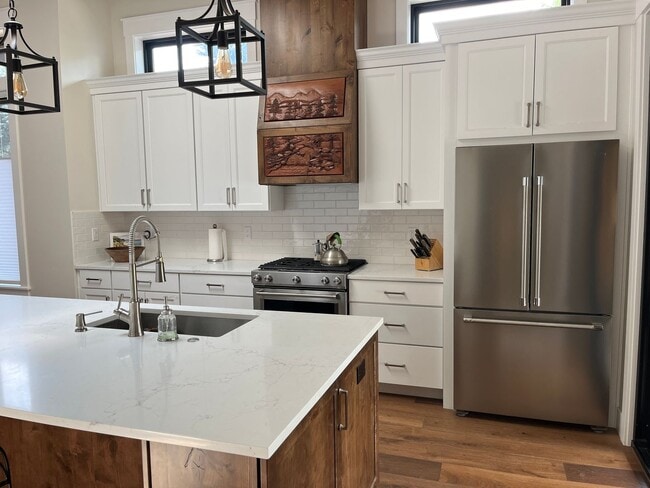 Building Photo - Charming Modern Home in the Heart of Bend