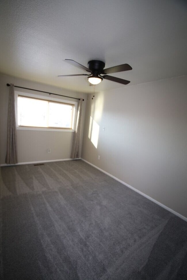 Building Photo - 3 Bedroom Centrally Located Condo!