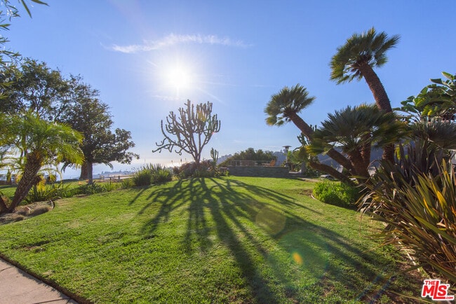 Building Photo - 843 Enchanted Way