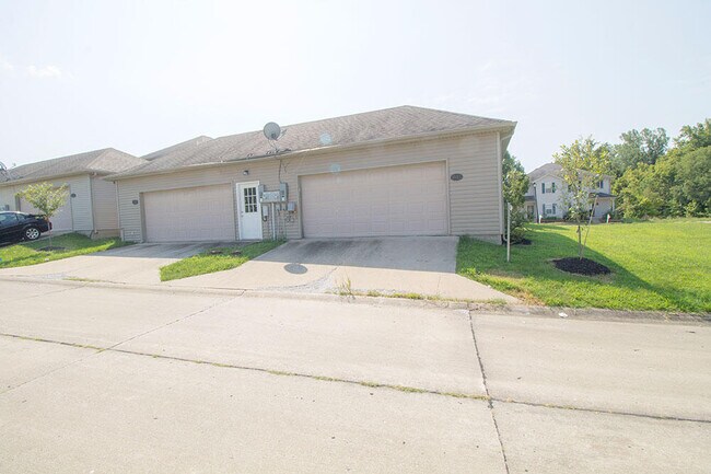 Building Photo - 1945 Center St