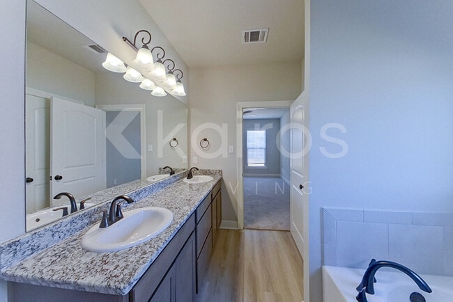 Building Photo - 3207 Rosehill Dr