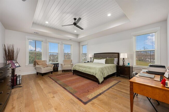 Building Photo - 510 E 7th St