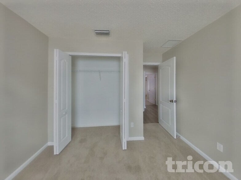 Building Photo - 6669 Southern Oaks Dr