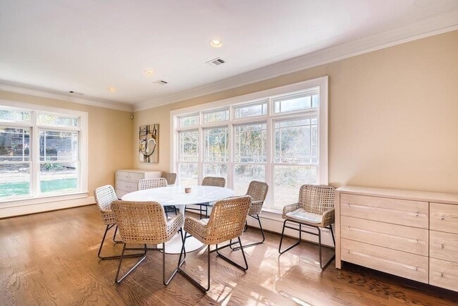 Building Photo - 2105 Brookview Dr NW