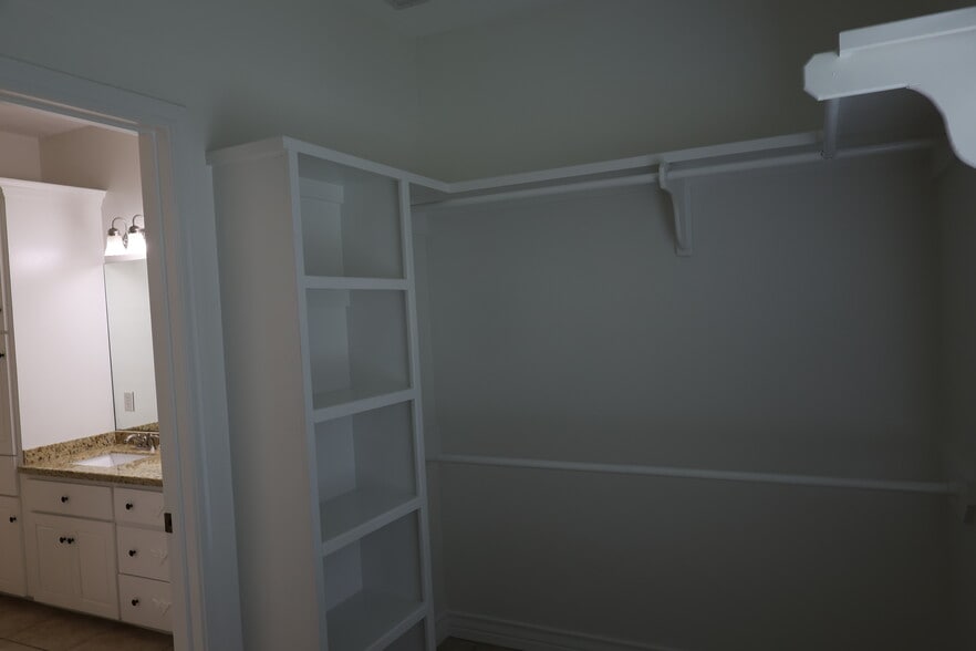 Master Closet - 904 Shawnee Bend Rd