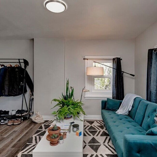 Building Photo - One Bed and One Bathroom Units Available