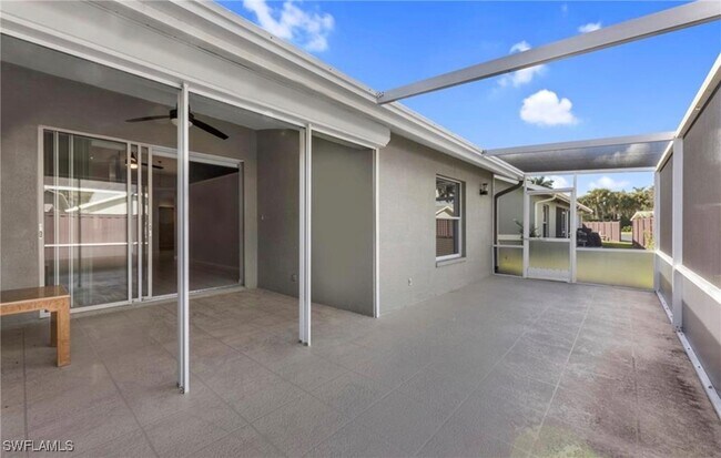 Building Photo - 1749 Royal Cir