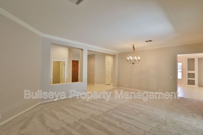 Building Photo - 1550 N Robin Ln