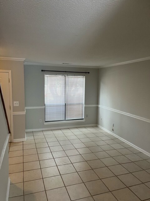 living area - 1411 Dove Run Dr