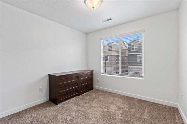 Building Photo - *$500 MOVE-IN SPECIAL* Charming 3-Bedroom ...