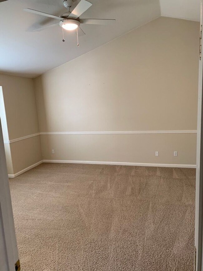 Building Photo - 5 Bedroom 3 Bath Home Available NOW!