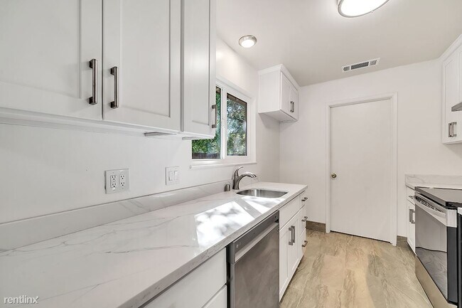 Building Photo - 2 br, 1 bath Duplex - 135 Warren Avenue B