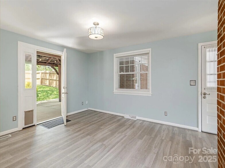 Building Photo - 1101 Cherokee Dr
