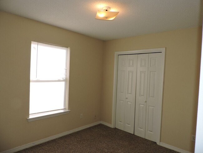 Building Photo - Convenient to NAS & Corry!