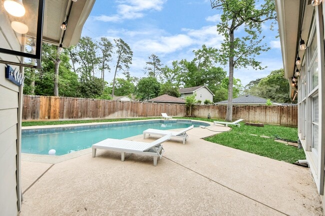 Building Photo - 563 Landfall Ln