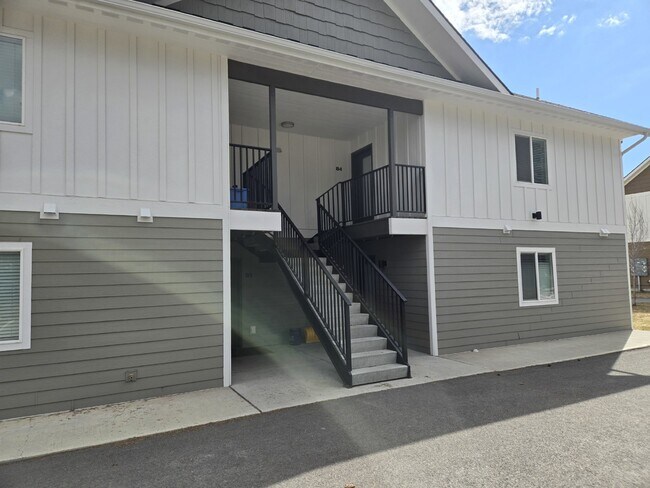 Building Photo - Beautiful 2 bed/2 bath with washer/dryer