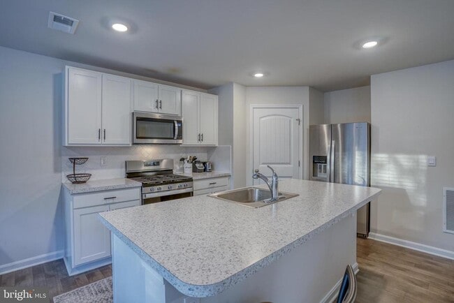 Building Photo - 124 Currant Cir