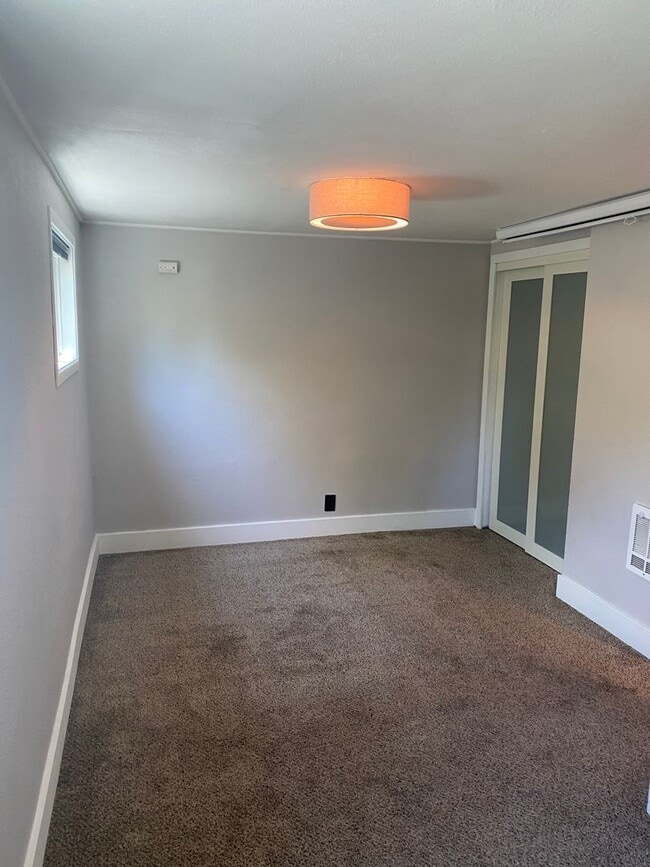 Building Photo - Fresh and bright!! 3 bedroom, 1 bath on la...