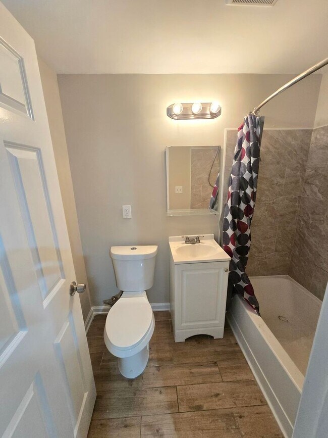 Building Photo - Beautiful 4 Bedroom 2 Bathroom East Baltim...
