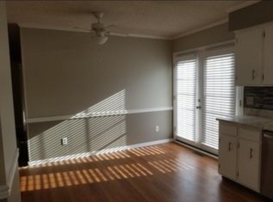 Building Photo - 900 Sumac Cir