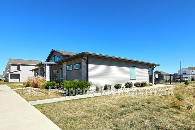Building Photo - 2706 NW 30th Ln