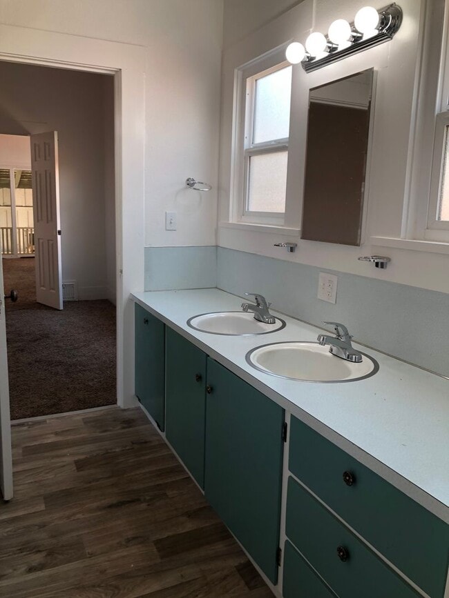 Building Photo - Enjoy The River Breeze On The Front Porch