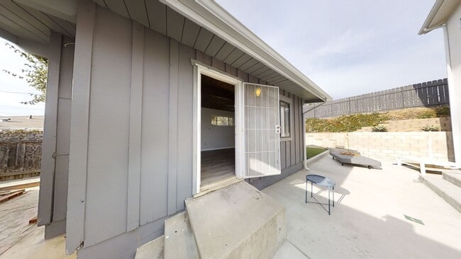 Building Photo - Remodeled 4BD/3BA, Detached Bedroom!