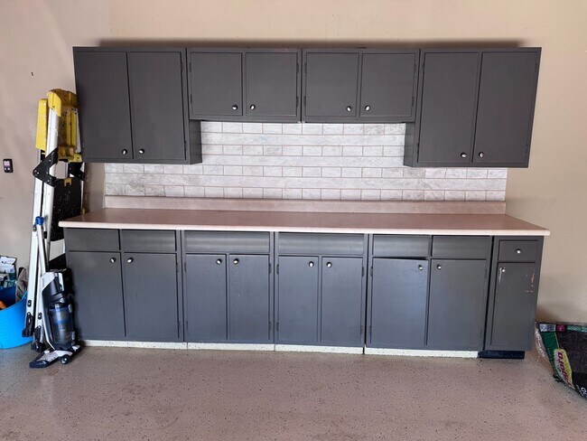 Building Photo - Historical Duplex - Spacious 3 Bedroom, 2.5 Bath Duplex with fenced in private patio.