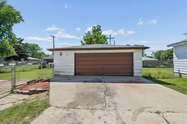 Building Photo - 1805 Kelly Ave