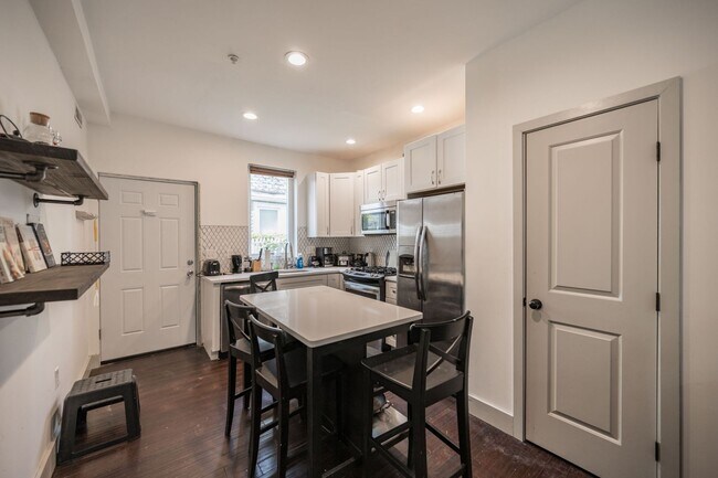 Building Photo - Modern Olde Kensington Home