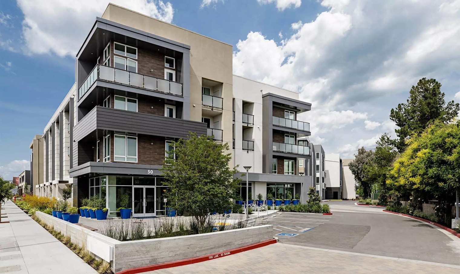 Building Photo - 54 Saratoga Ave