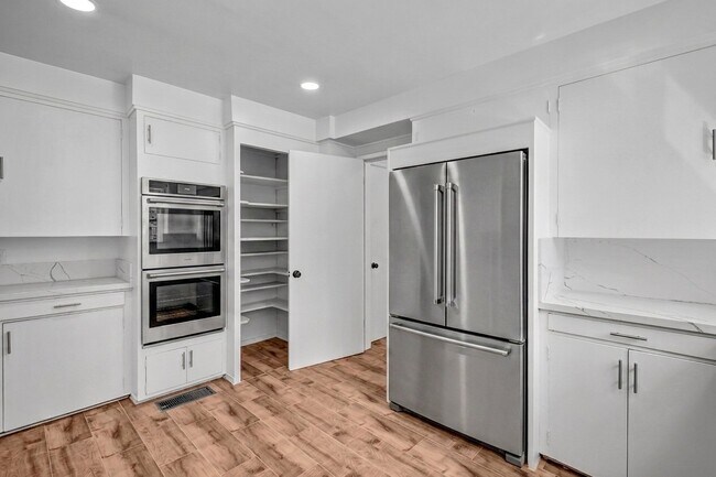 Building Photo - 414 Hilgard Ave