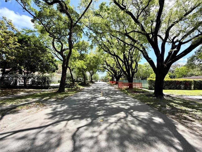 Building Photo - 815 Valencia Ave