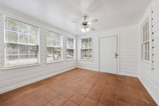 Building Photo - 1205 W 40th St