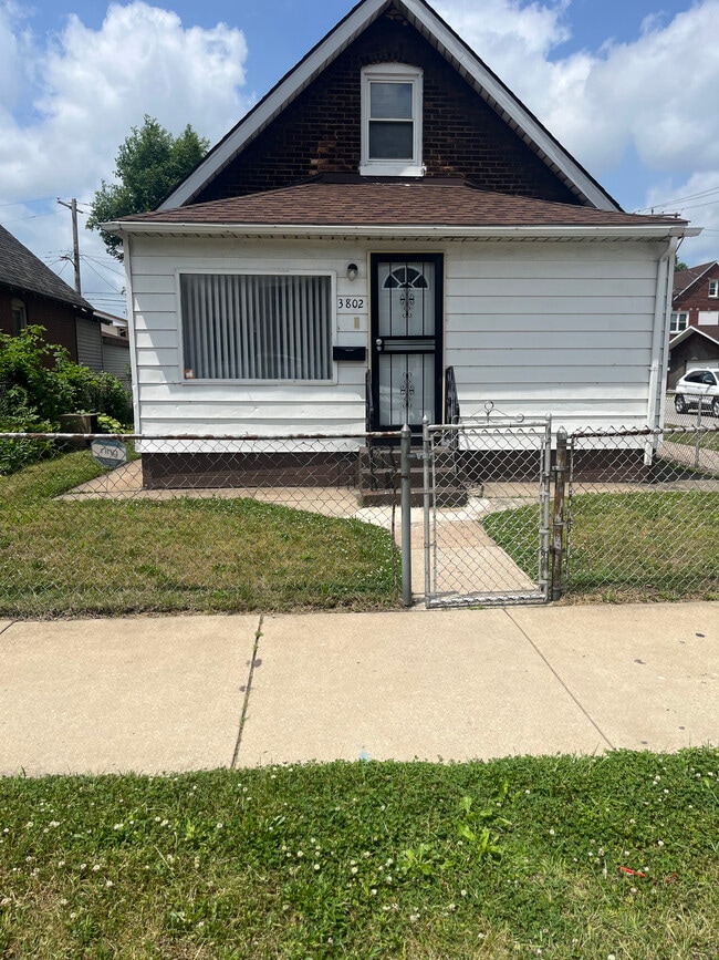 Building Photo - 3802 Catalpa St