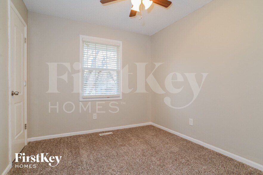 Building Photo - 615 N Pine St