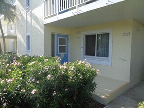 Building Photo - 5527 NE Gulfstream Way