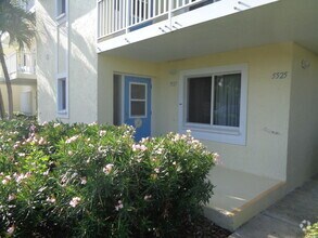 Building Photo - 5527 NE Gulfstream Way