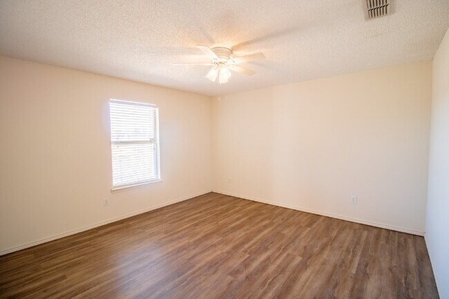 Building Photo - Updated House Located West of Loop 289 & Nearby Take Out!