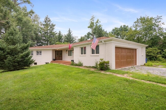 Primary Photo - 5 Bed/4.5 Bath Undergrads OK Close to VT