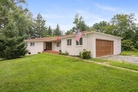 Building Photo - 5 Bed/4.5 Bath Undergrads OK Close to VT