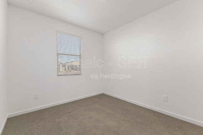 Building Photo - 35394 N Perennial St