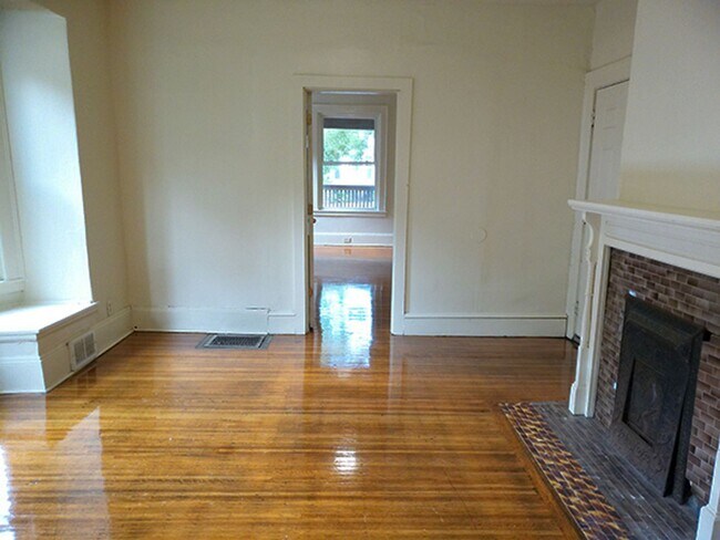 Building Photo - AVAILABLE 8/1/26 - Bright and Spacious One...