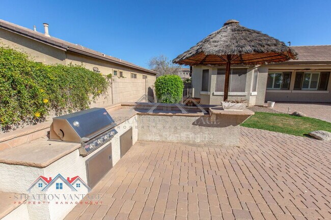 Building Photo - 661 E Julian Dr