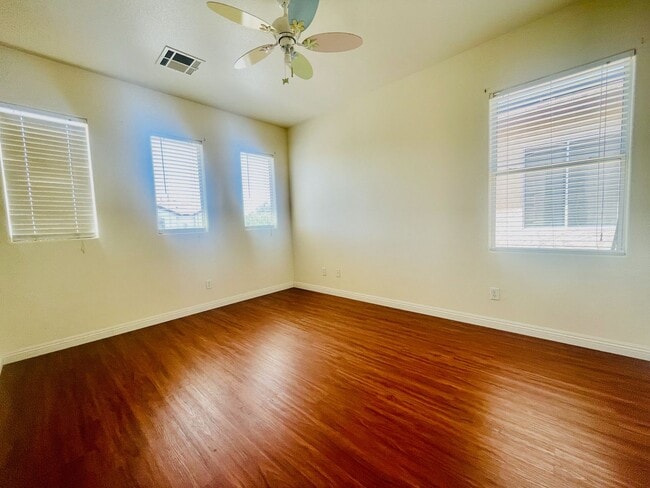 Building Photo - Newly Renovated 5 bd, 3 bth, Loft, w/ down...