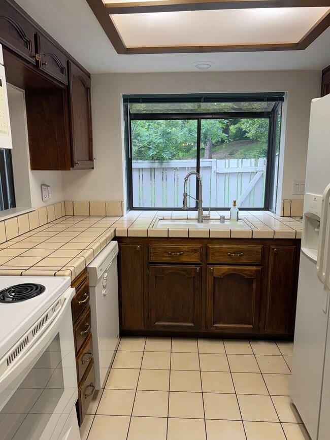 Building Photo - 1670 Sqft. 3 Bedroom, 2 Bath Gated Townhome for Rent in Citrus Heights.