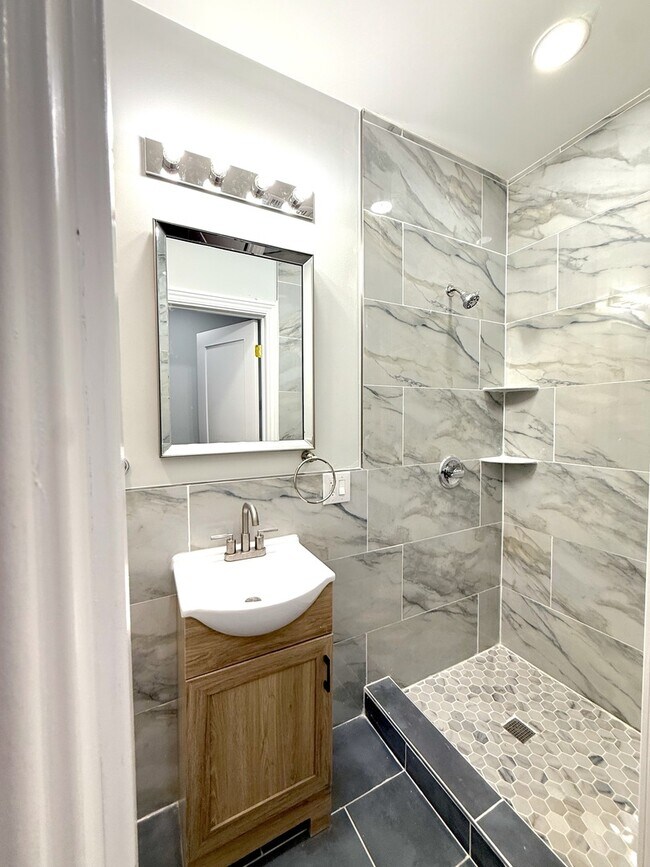 Building Photo - 1343 W Rosedale Ave